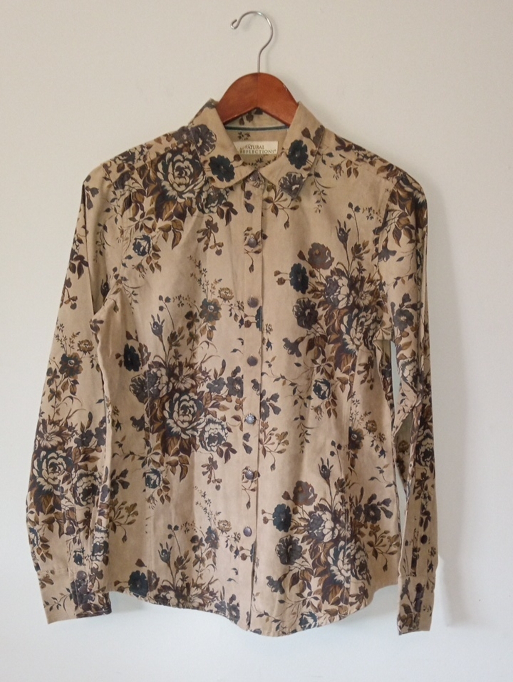 SOFT Floral Button Up Top - Picture 2 of 9